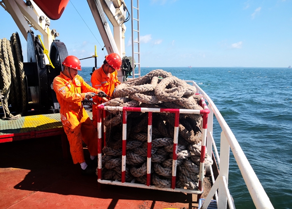 寧波海運轄管“富興21”輪船員在臺風(fēng)來臨前，對船尾纜繩進行綁扎。陳健慧攝_副本_副本.jpg