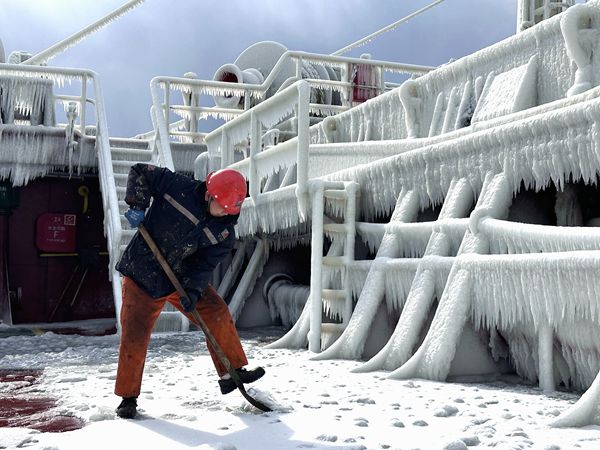 “富興22”輪船員在寒冬大雪中鏟除船舶設(shè)備上的積雪。羅杰攝_副本_副本.jpg