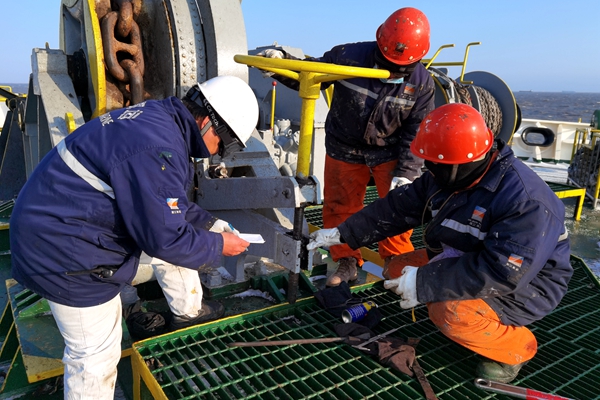 3.寧波海運(yùn)船員在寒風(fēng)中進(jìn)行錨機(jī)、錨鏈、制鏈器、剎車等設(shè)備檢查。林建偉攝_副本_副本.jpg