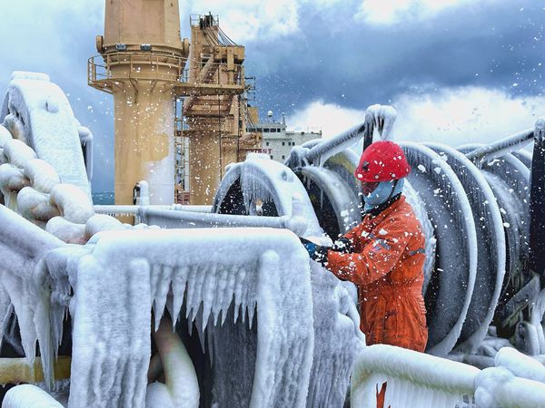 “富興22”輪船員在寒冬大雪中鏟除船舶設(shè)備上的積雪。羅杰攝2_副本_副本.jpg