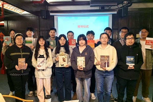 寧波海運(yùn)組織開展“世界讀書日”活動(dòng)。金路 攝_副本_副本.jpg