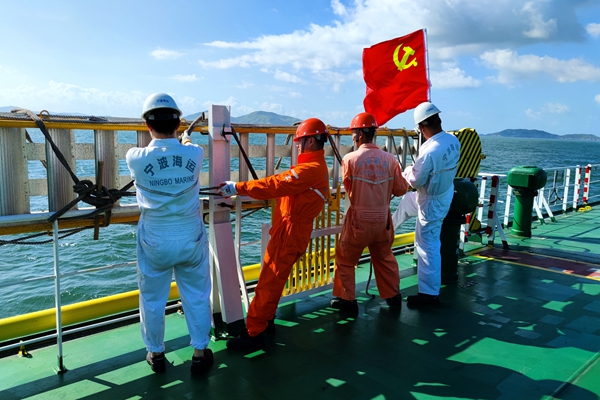 寧波海運船舶青年在臺風天氣來臨前，對甲板懸梯進行捆扎牢固作業(yè)。_副本.jpg