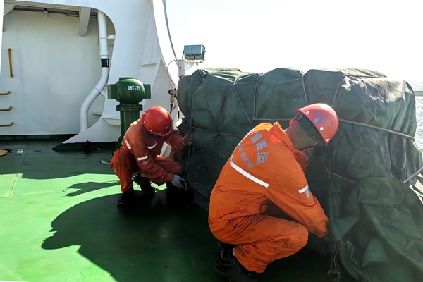 寧波海運(yùn)船員綁扎船舶救生筏登乘梯，做好防臺(tái)準(zhǔn)備工作。陳玉堂 攝_副本.jpg